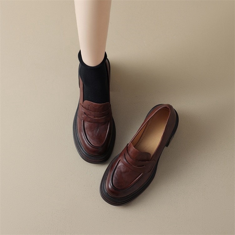 Koreai stílusú kör aljú loaferek 3–5 cm vastag sarokkal, mikroszálas felsőrész, gumírozott talp, slip-on