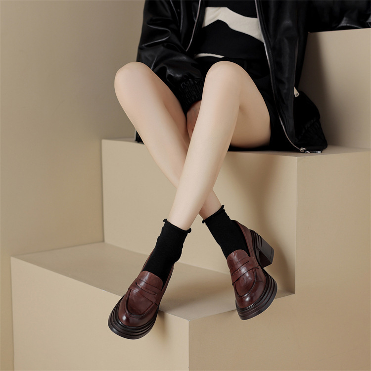 Koreai stílusú kör aljú loaferek 3–5 cm vastag sarokkal, mikroszálas felsőrész, gumírozott talp, slip-on