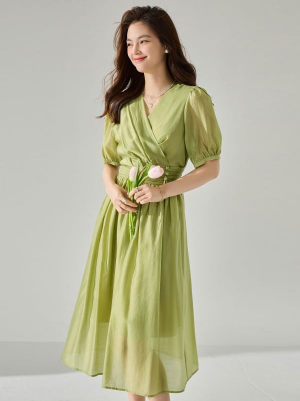 Kleit, mis on valmistatud Tencel Lyocellist, V-kaelus, puhvvarrukad, midi pikkus, plisiseeritud detailid, kunstiline retro hiina stiil