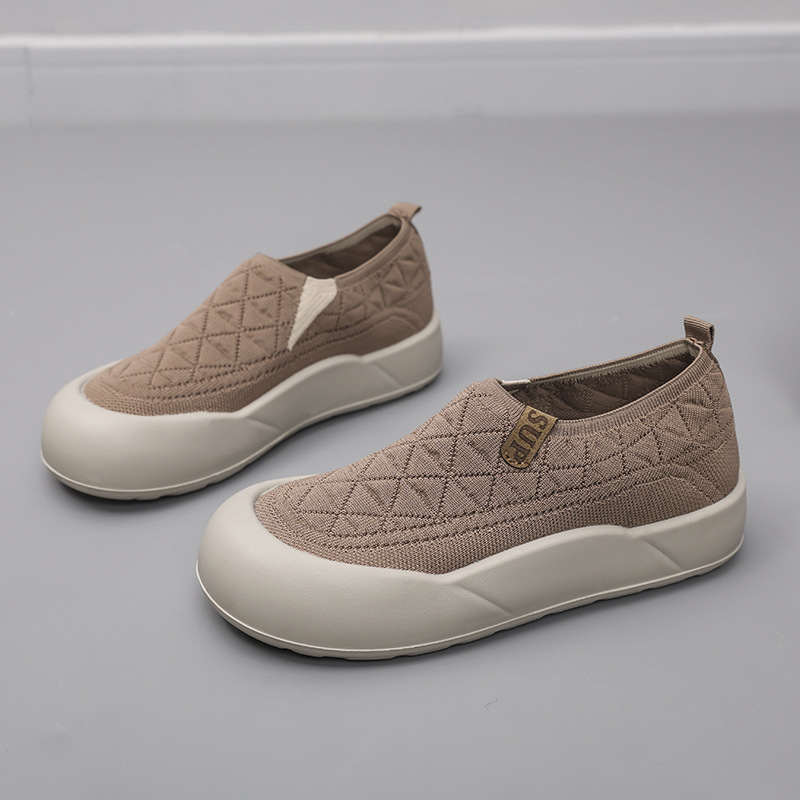 Naiste slip-on igapäevased kingad – ümmargune varvas, tekstiilpealne, polüuretaanist tald, madal lame konts, õhku läbi laskvad