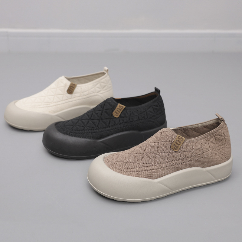 Naiste slip-on igapäevased kingad – ümmargune varvas, tekstiilpealne, polüuretaanist tald, madal lame konts, õhku läbi laskvad