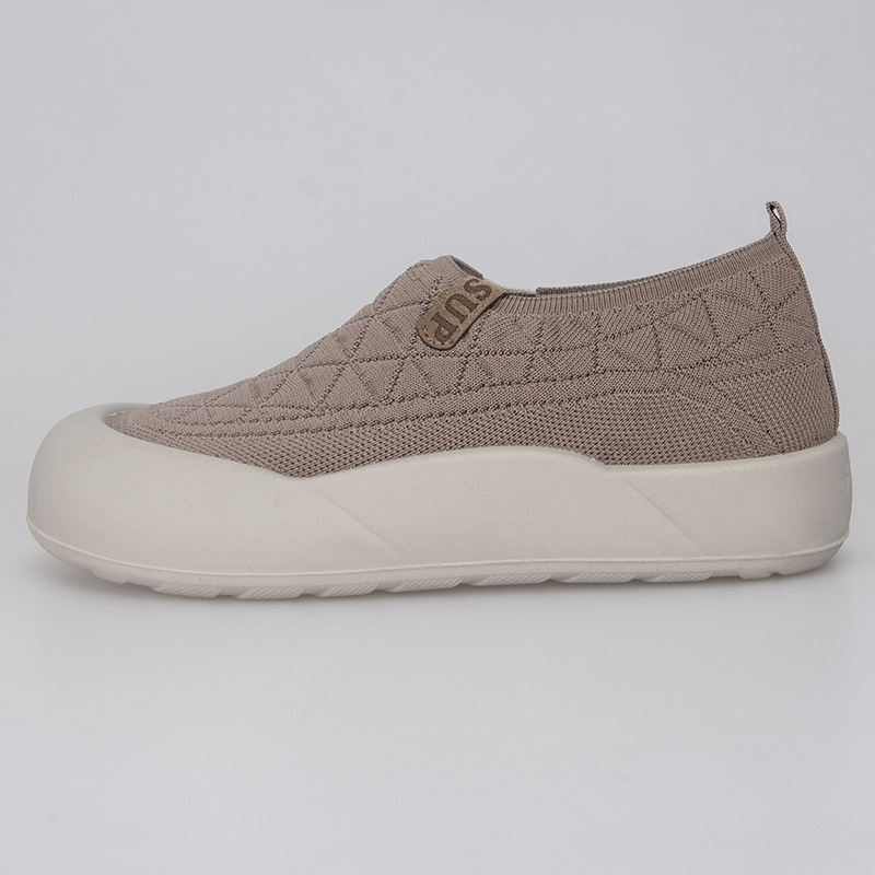 Naiste slip-on igapäevased kingad – ümmargune varvas, tekstiilpealne, polüuretaanist tald, madal lame konts, õhku läbi laskvad