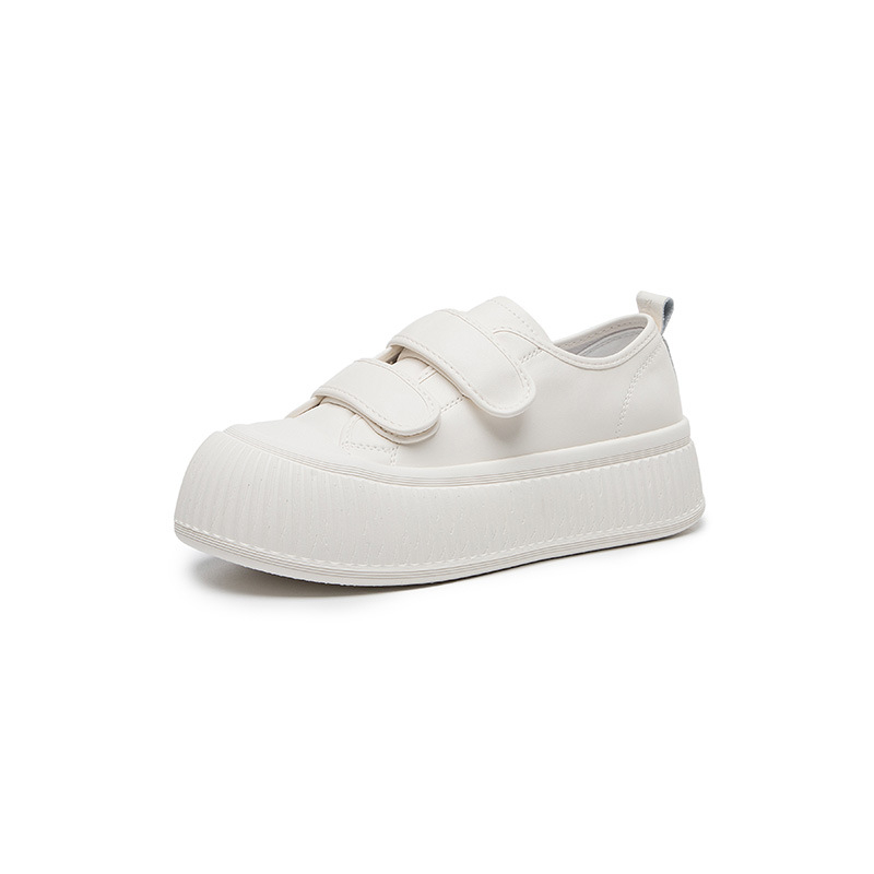 Női vastag talpú casual cipő bőr felsőrésszel, kerek orrú, gumírozott talp, 3–5 cm sarok, elülső pántos zárás