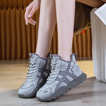 Magas szárú téli női csizma, fleece-béléssel és báránybőr belsővel, felsőrész szintetikus bőrből, gumírozott talp, fűzőzárás, vintage casual stílus, 2025-ös tél