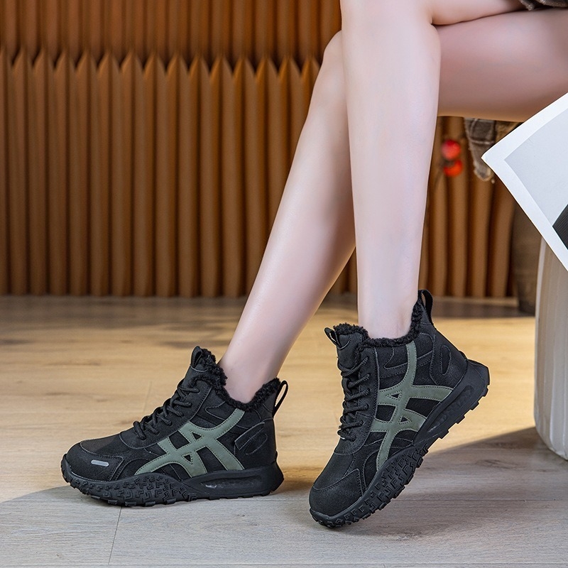 Magas szárú téli női csizma, fleece-béléssel és báránybőr belsővel, felsőrész szintetikus bőrből, gumírozott talp, fűzőzárás, vintage casual stílus, 2025-ös tél