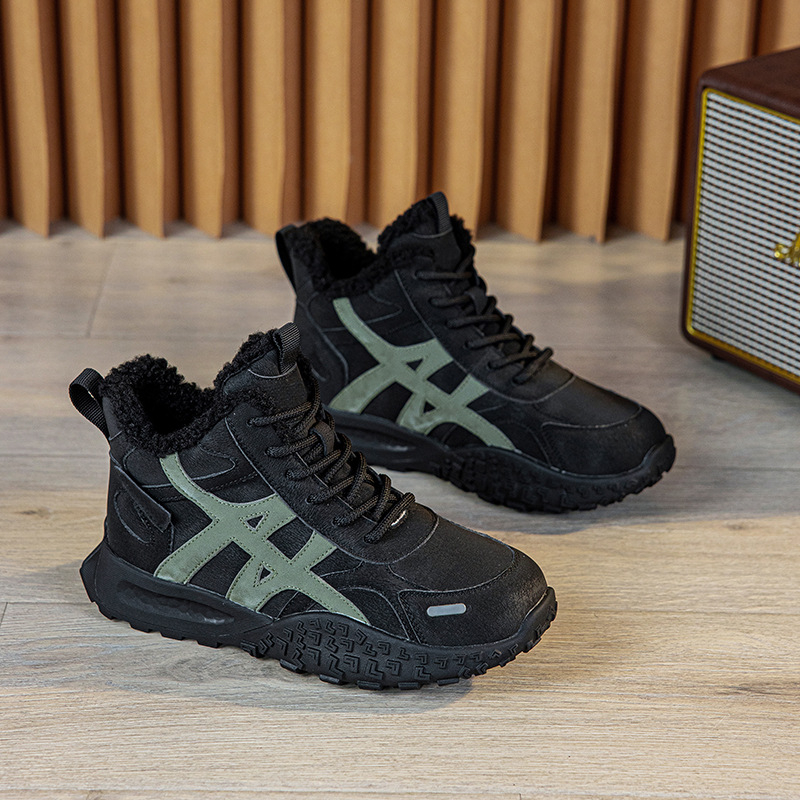 Magas szárú téli női csizma, fleece-béléssel és báránybőr belsővel, felsőrész szintetikus bőrből, gumírozott talp, fűzőzárás, vintage casual stílus, 2025-ös tél