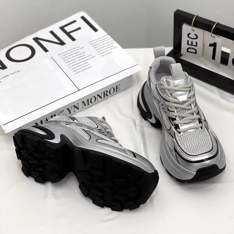 Női dad shoes 2025 – mindennapi sportcipő vastag talppal, felsőrész: több anyag (tehénbőr + műbőr + textil), kerek orr, 6–8 cm magas sarka, gumírozott talp, előre kötés