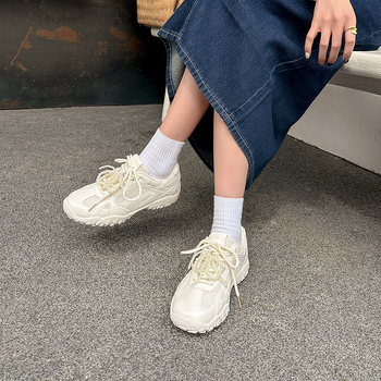 Női mindennapi sneaker crescent talppal, csipke-gyöngy pánttal, 3–5 cm-es magasság növelő, gumitalp, mikroszálas bélés