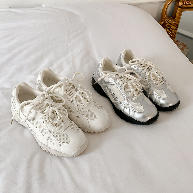 Női mindennapi sneaker crescent talppal, csipke-gyöngy pánttal, 3–5 cm-es magasság növelő, gumitalp, mikroszálas bélés