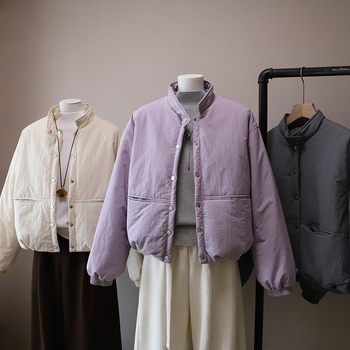 Moteriškas pūkuotos švarkas su stovinčia kakla, išorė iš poliesterio pluošto, užpildas poliesterio-pamuko mišinio, ilgomis rankovėmis, ilgis 50–65 cm