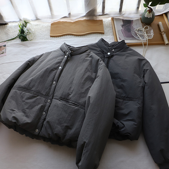 Moteriškas pūkuotos švarkas su stovinčia kakla, išorė iš poliesterio pluošto, užpildas poliesterio-pamuko mišinio, ilgomis rankovėmis, ilgis 50–65 cm