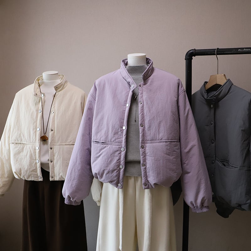 Moteriškas pūkuotos švarkas su stovinčia kakla, išorė iš poliesterio pluošto, užpildas poliesterio-pamuko mišinio, ilgomis rankovėmis, ilgis 50–65 cm