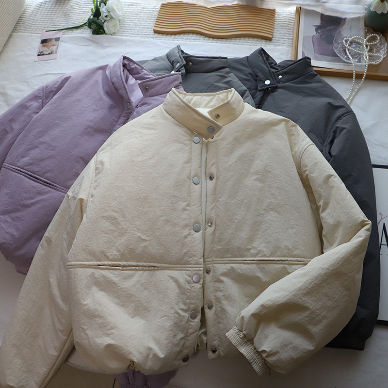 Moteriškas pūkuotos švarkas su stovinčia kakla, išorė iš poliesterio pluošto, užpildas poliesterio-pamuko mišinio, ilgomis rankovėmis, ilgis 50–65 cm