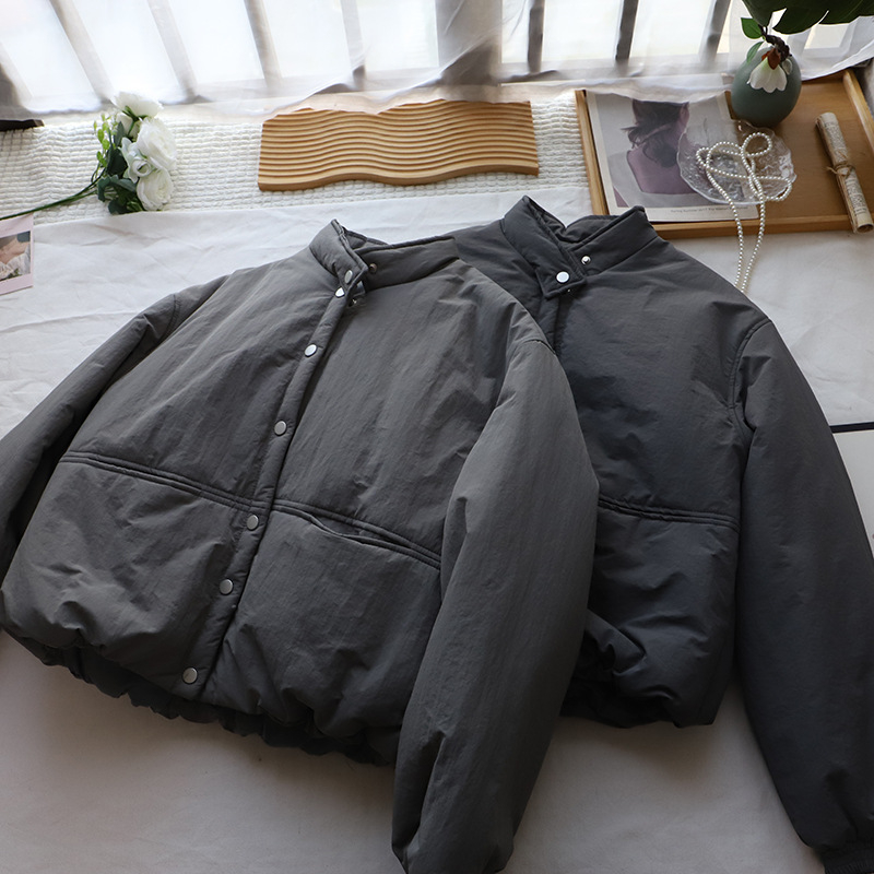 Moteriškas pūkuotos švarkas su stovinčia kakla, išorė iš poliesterio pluošto, užpildas poliesterio-pamuko mišinio, ilgomis rankovėmis, ilgis 50–65 cm