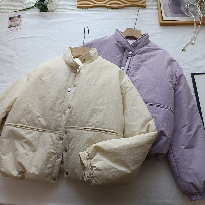 Moteriškas pūkuotos švarkas su stovinčia kakla, išorė iš poliesterio pluošto, užpildas poliesterio-pamuko mišinio, ilgomis rankovėmis, ilgis 50–65 cm