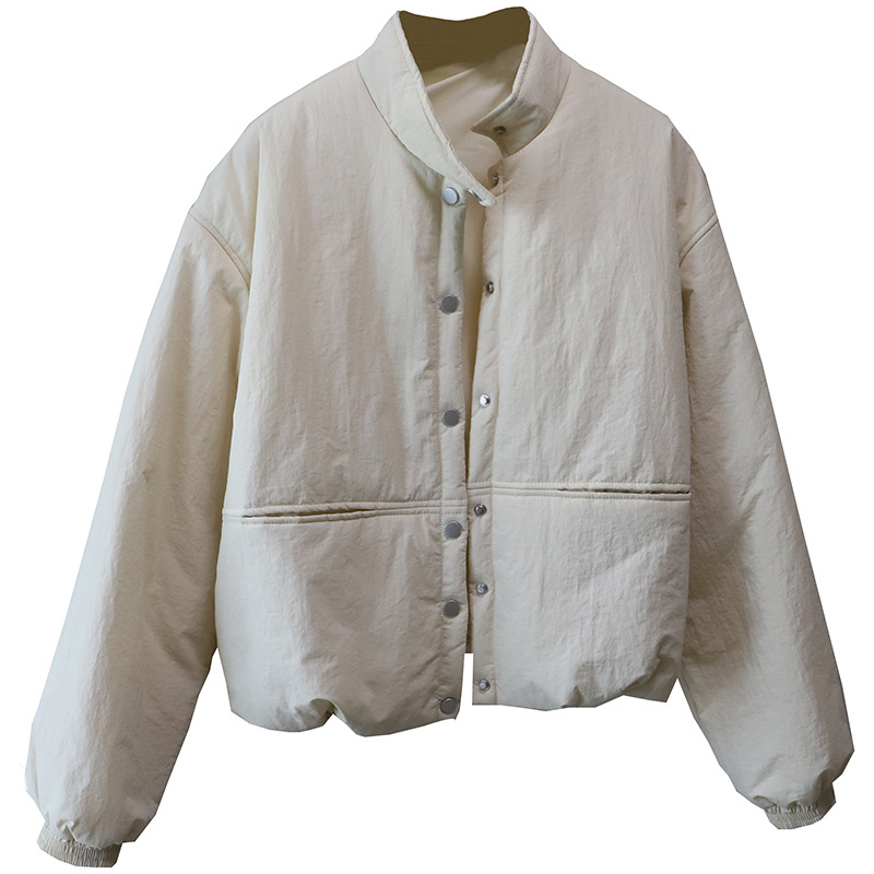 Moteriškas pūkuotos švarkas su stovinčia kakla, išorė iš poliesterio pluošto, užpildas poliesterio-pamuko mišinio, ilgomis rankovėmis, ilgis 50–65 cm