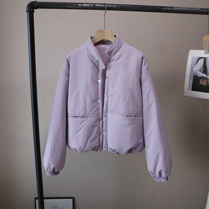 Moteriškas pūkuotos švarkas su stovinčia kakla, išorė iš poliesterio pluošto, užpildas poliesterio-pamuko mišinio, ilgomis rankovėmis, ilgis 50–65 cm