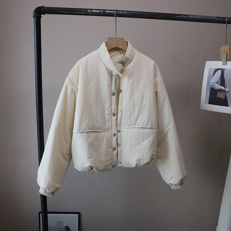 Moteriškas pūkuotos švarkas su stovinčia kakla, išorė iš poliesterio pluošto, užpildas poliesterio-pamuko mišinio, ilgomis rankovėmis, ilgis 50–65 cm