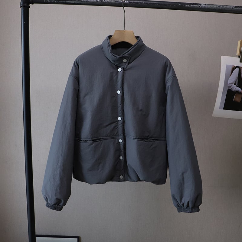 Moteriškas pūkuotos švarkas su stovinčia kakla, išorė iš poliesterio pluošto, užpildas poliesterio-pamuko mišinio, ilgomis rankovėmis, ilgis 50–65 cm