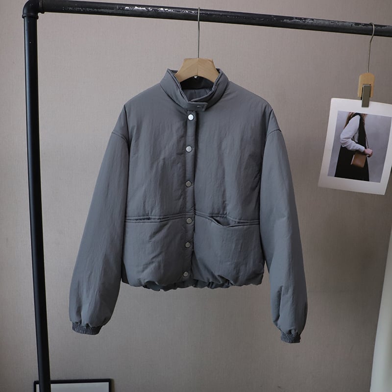 Moteriškas pūkuotos švarkas su stovinčia kakla, išorė iš poliesterio pluošto, užpildas poliesterio-pamuko mišinio, ilgomis rankovėmis, ilgis 50–65 cm