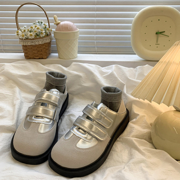Női mindennapi sneaker - Felsőrész: szintetikus bőr, alacsony profil, fűzővel záródó, légáteresztő, EVA talpbetét