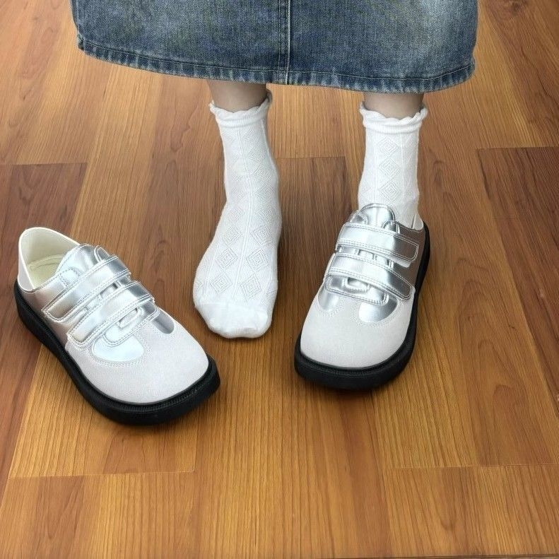 Női mindennapi sneaker - Felsőrész: szintetikus bőr, alacsony profil, fűzővel záródó, légáteresztő, EVA talpbetét