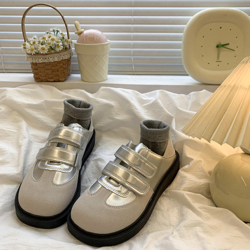 Női mindennapi sneaker - Felsőrész: szintetikus bőr, alacsony profil, fűzővel záródó, légáteresztő, EVA talpbetét
