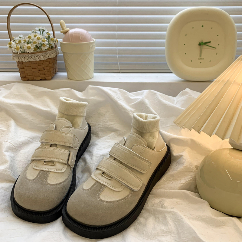 Női mindennapi sneaker - Felsőrész: szintetikus bőr, alacsony profil, fűzővel záródó, légáteresztő, EVA talpbetét