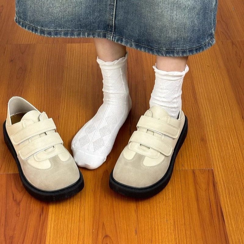 Női mindennapi sneaker - Felsőrész: szintetikus bőr, alacsony profil, fűzővel záródó, légáteresztő, EVA talpbetét