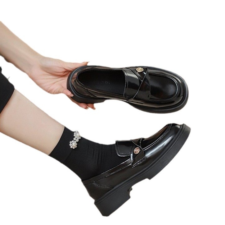 Női slip-on loaferek kerek orrú, PU felsőrész, gumi talp, középmagas sarka 3-5 cm