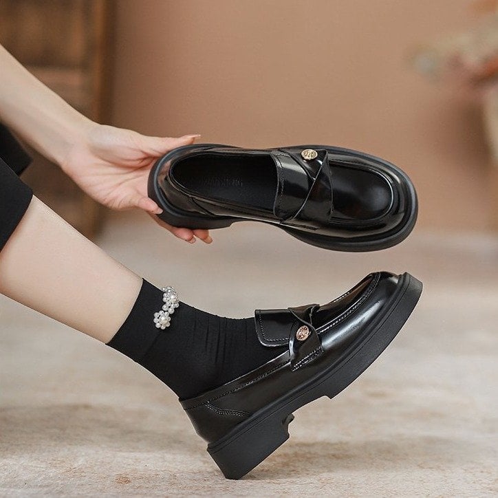 Női slip-on loaferek kerek orrú, PU felsőrész, gumi talp, középmagas sarka 3-5 cm