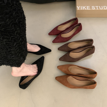 Mary Jane cipő, velúr felsőrész, hegyes orr, slip-on, középmagas sarok 3–5 cm