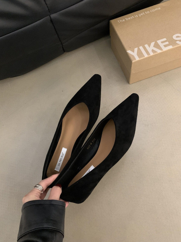 Mary Jane cipő, velúr felsőrész, hegyes orr, slip-on, középmagas sarok 3–5 cm