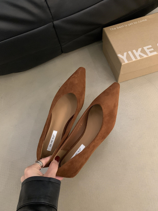 Mary Jane cipő, velúr felsőrész, hegyes orr, slip-on, középmagas sarok 3–5 cm