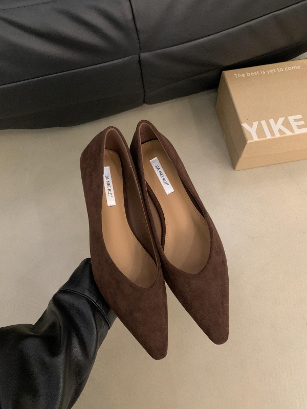 Mary Jane cipő, velúr felsőrész, hegyes orr, slip-on, középmagas sarok 3–5 cm