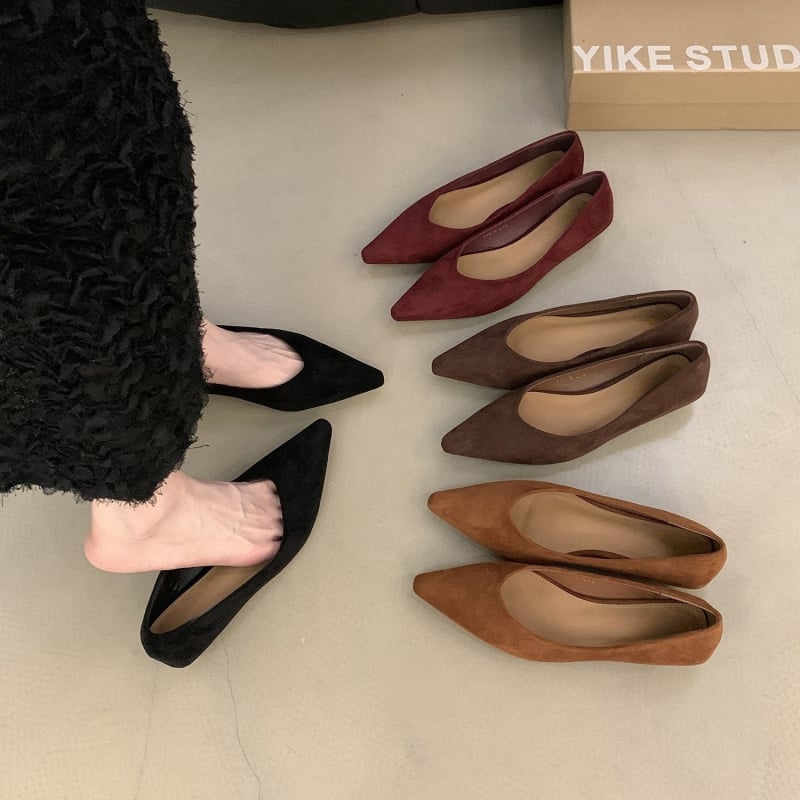Mary Jane cipő, velúr felsőrész, hegyes orr, slip-on, középmagas sarok 3–5 cm