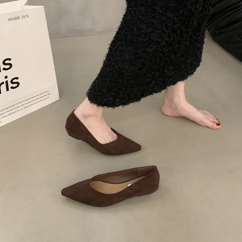 Mary Jane cipő, velúr felsőrész, hegyes orr, slip-on, középmagas sarok 3–5 cm