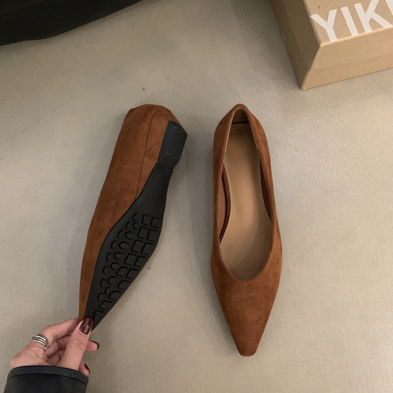 Mary Jane cipő, velúr felsőrész, hegyes orr, slip-on, középmagas sarok 3–5 cm