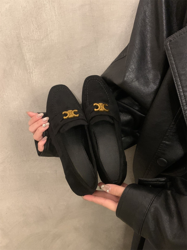Női loaferek kerek orrú velúr felsőrésszel, slip-on kialakítás, 3-6 cm sarok