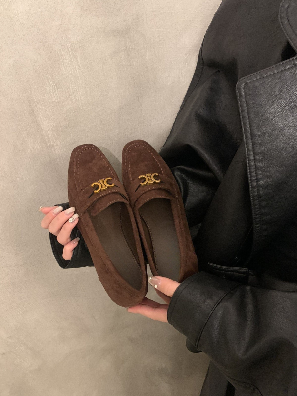 Női loaferek kerek orrú velúr felsőrésszel, slip-on kialakítás, 3-6 cm sarok