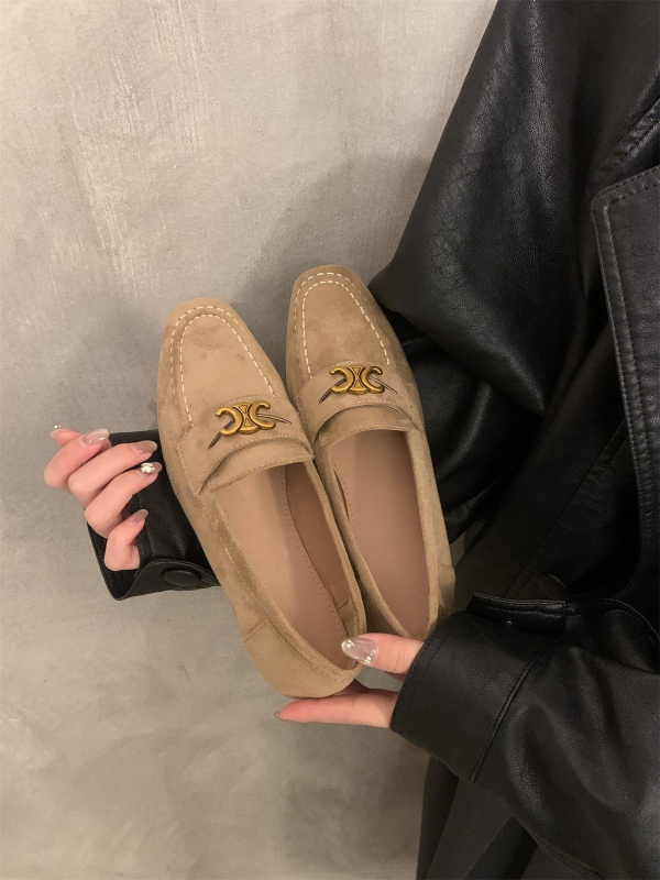 Női loaferek kerek orrú velúr felsőrésszel, slip-on kialakítás, 3-6 cm sarok