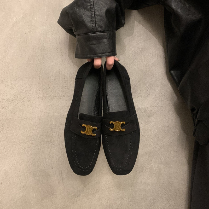 Női loaferek kerek orrú velúr felsőrésszel, slip-on kialakítás, 3-6 cm sarok