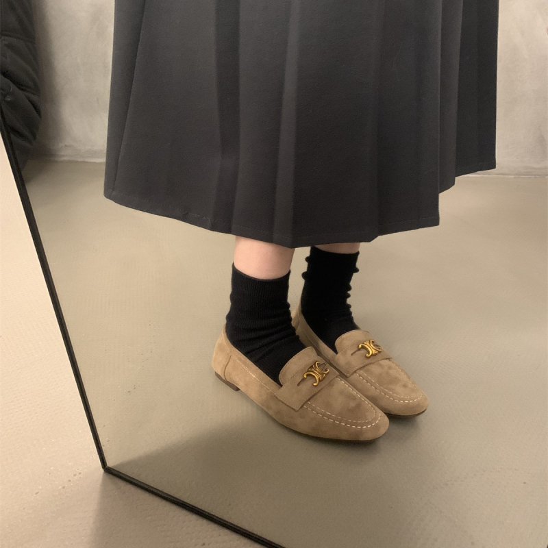 Női loaferek kerek orrú velúr felsőrésszel, slip-on kialakítás, 3-6 cm sarok