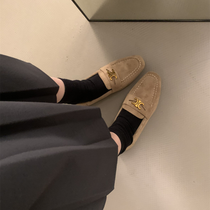 Női loaferek kerek orrú velúr felsőrésszel, slip-on kialakítás, 3-6 cm sarok