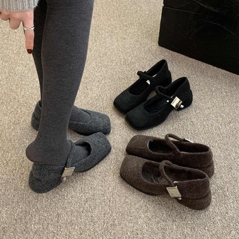 Mary Jane cipők négyszögletes orral, középmagas sarok 3–6 cm, felsőrész mű plüss, vastag sarok