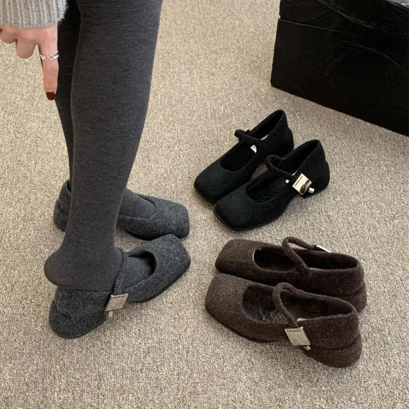Mary Jane cipők négyszögletes orral, középmagas sarok 3–6 cm, felsőrész mű plüss, vastag sarok
