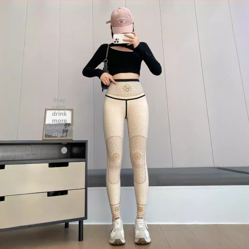 Nailoniniai cropped jogos leginsai su 3D raštu, storesnis audinys, aukštas elastingumas, pakelia sėdmenis (70–80% nailonas, <30% spandeks)