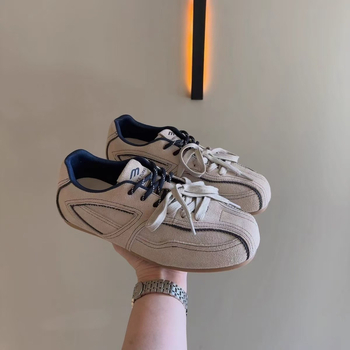 Pantofi sport pentru femei, partea superioară din piele de vită și material textil, talpă din cauciuc, branț EVA și închidere cu șireturi.