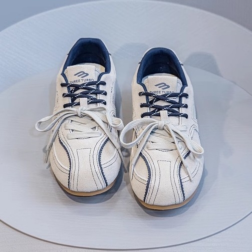 Pantofi sport pentru femei, partea superioară din piele de vită și material textil, talpă din cauciuc, branț EVA și închidere cu șireturi.