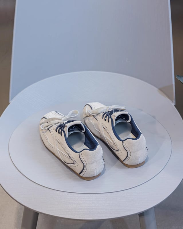 Pantofi sport pentru femei, partea superioară din piele de vită și material textil, talpă din cauciuc, branț EVA și închidere cu șireturi.